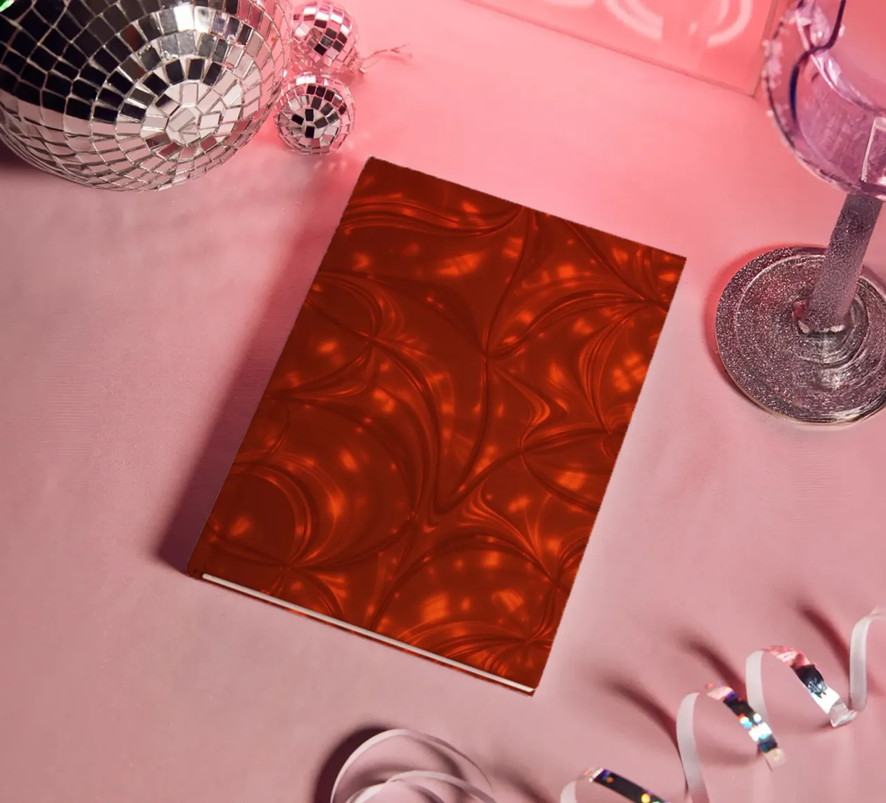 Vibrante motivo astratto rosso con riflessi luminosi diario da DesignDoodle
