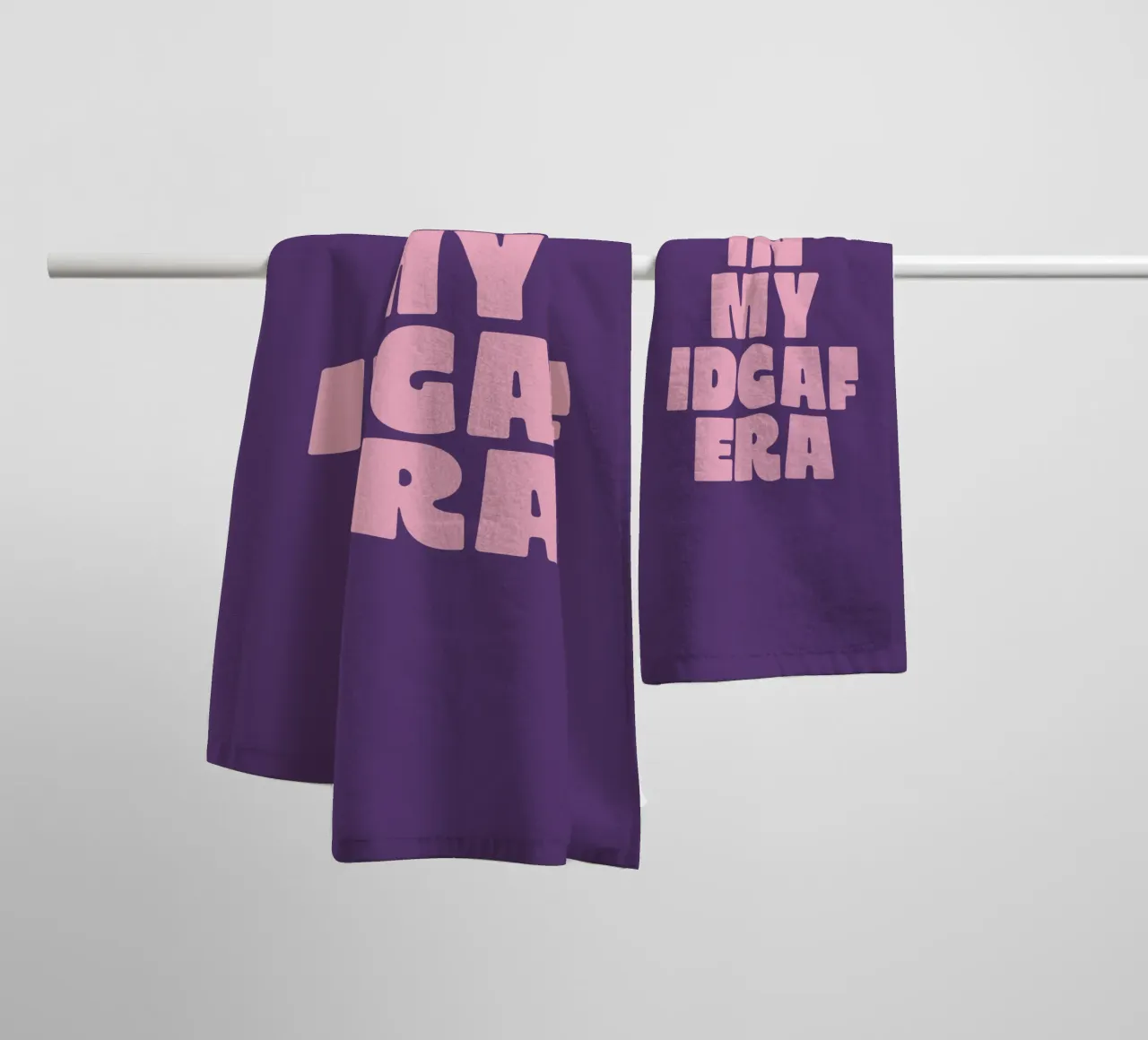 In My IDGAF Era Stampa tipografica sarcastica e sassosa in rosa asciugamano da bagno da THE MOTIVATED TYPE