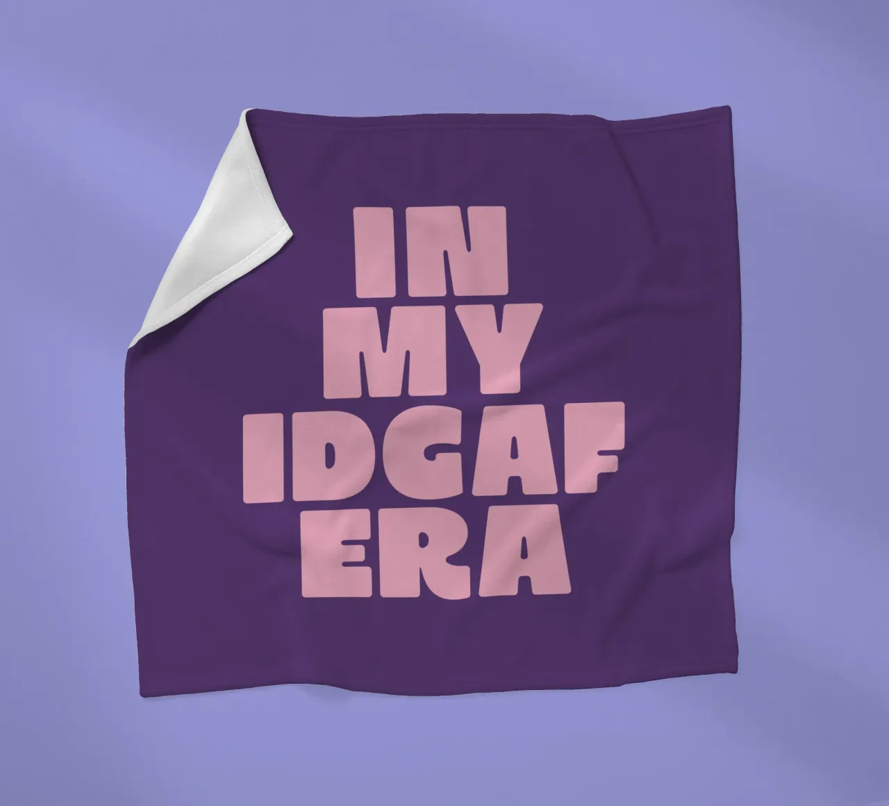 In My IDGAF Era Stampa tipografica sarcastica e sassosa in rosa coperta in pile da THE MOTIVATED TYPE