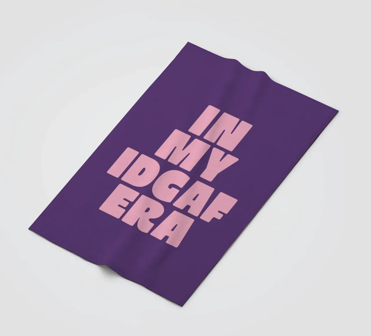 In My IDGAF Era Stampa tipografica sarcastica e sassosa in rosa coperta in pile da THE MOTIVATED TYPE
