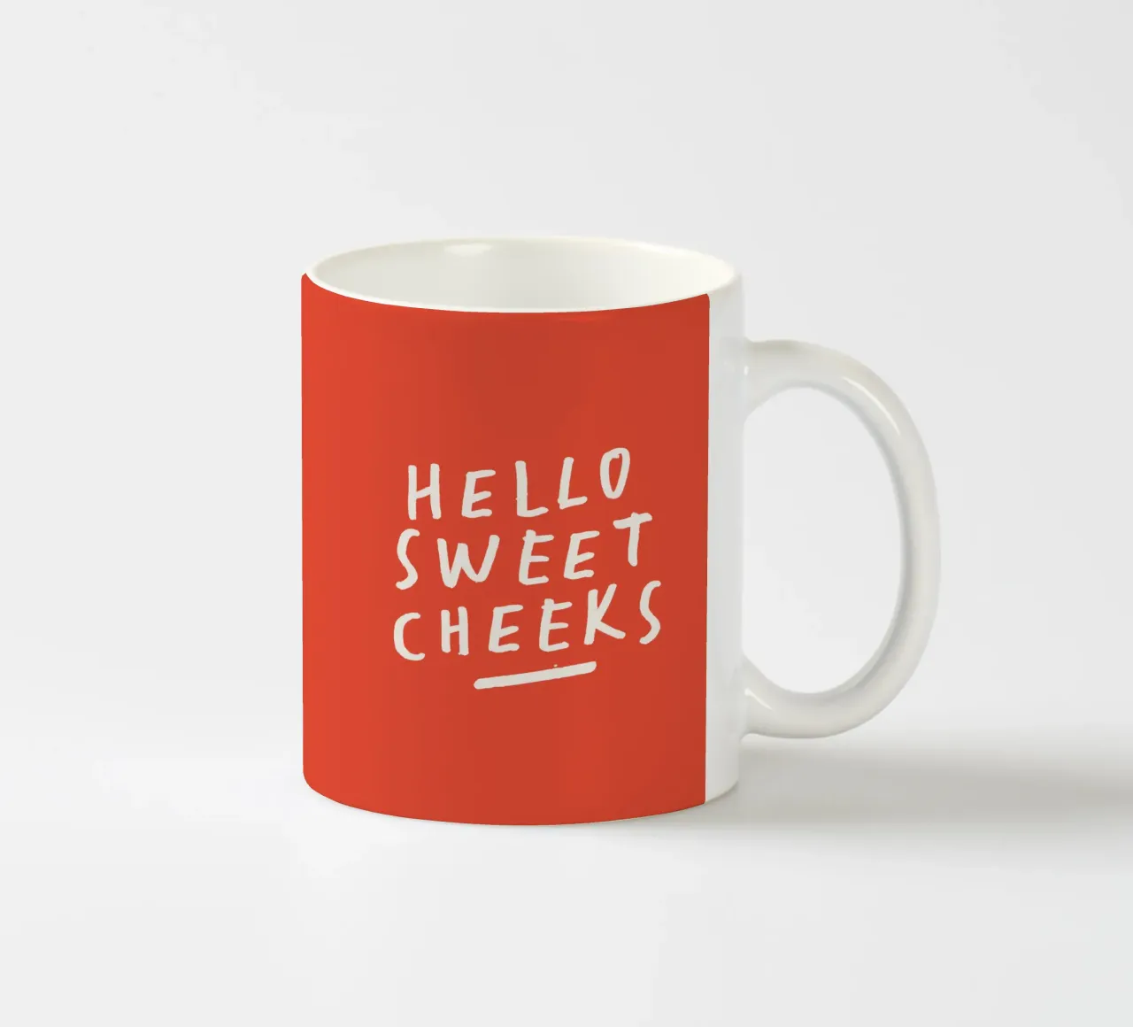Stampa tipografica Hello Sweet Cheeks Playful Loving in rosso tazza in ceramica da THE MOTIVATED TYPE