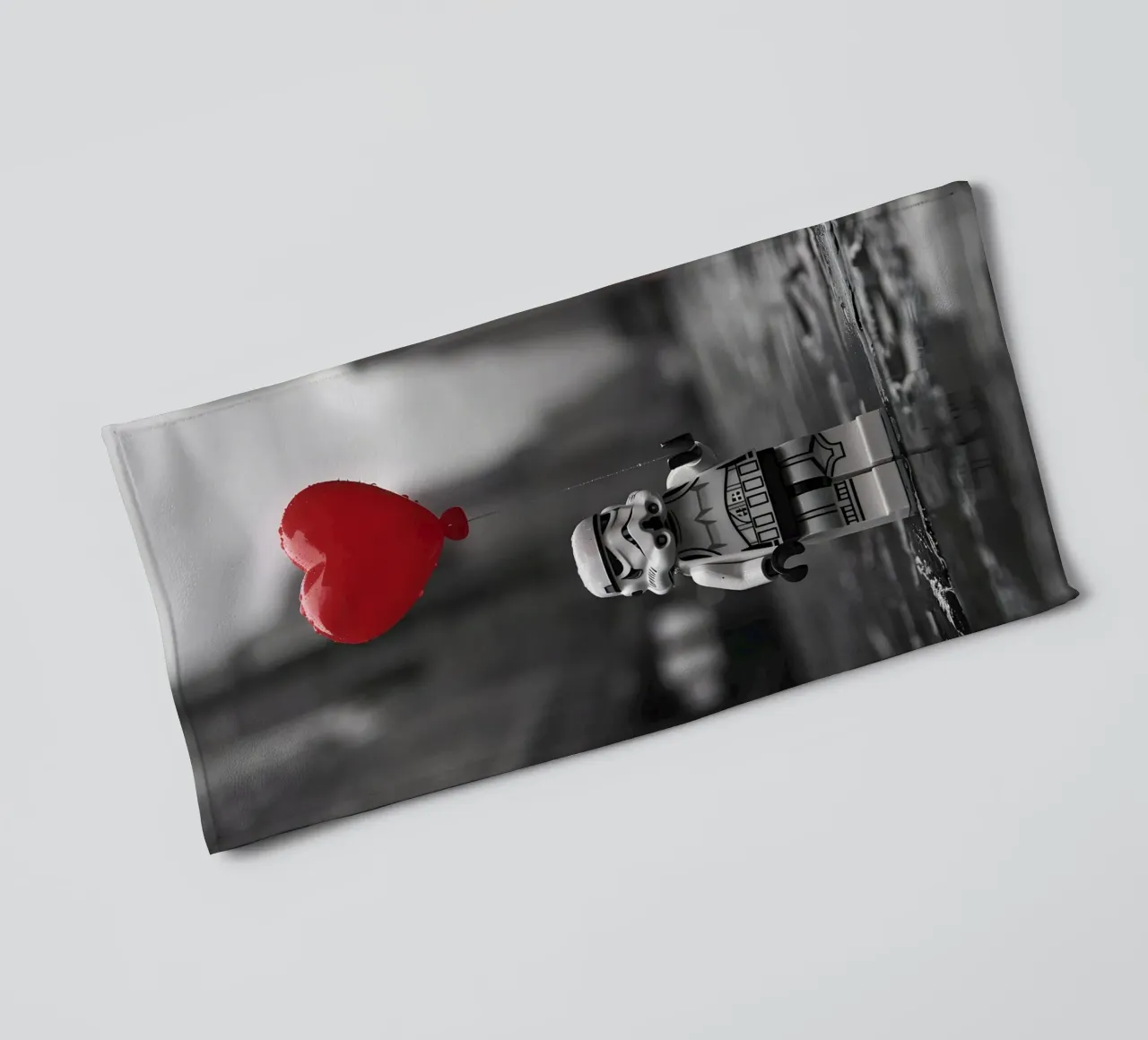 L'amore è forte in lui asciugamano da bagno da M-Ulrich-Digital Art