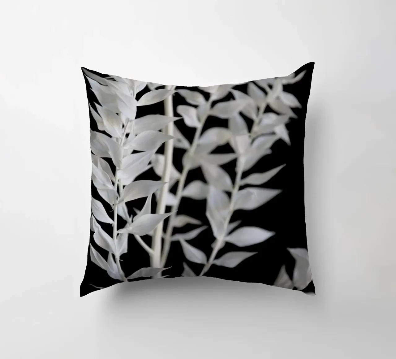 Minimal Black & White Branch cojín de Studio Nahili