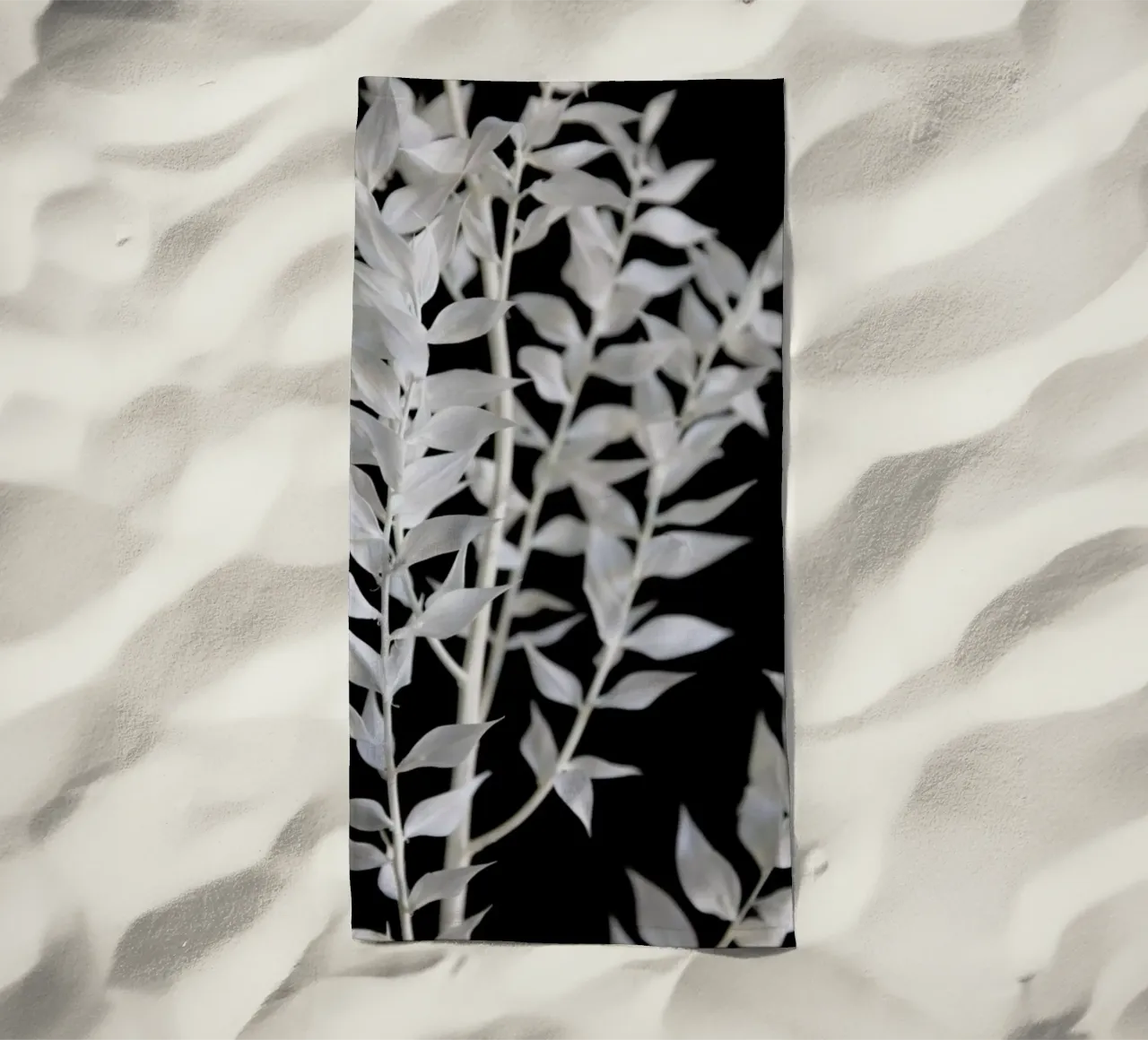 Minimal Black & White Branch toalla de playa de Studio Nahili