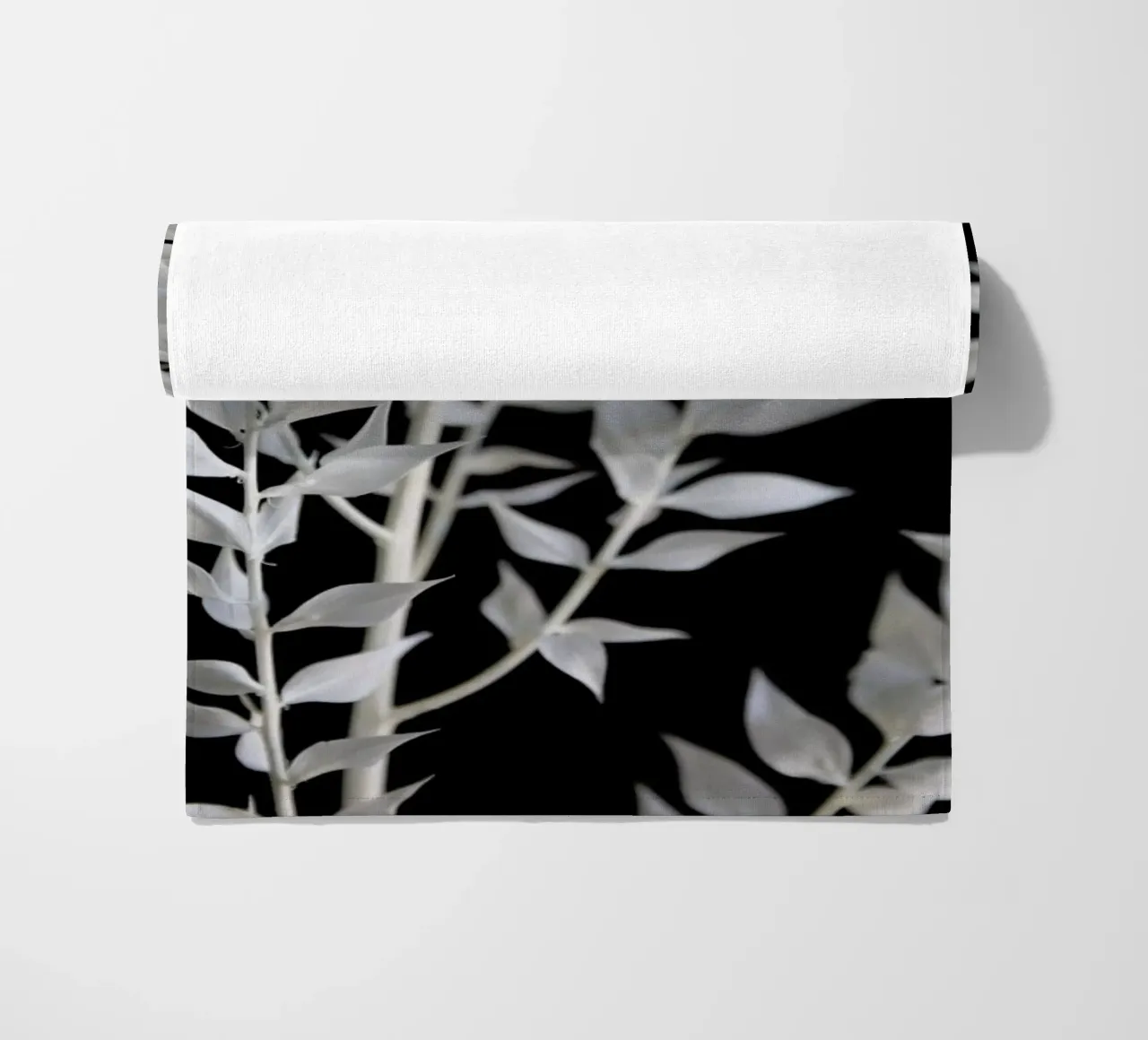Minimal Black & White Branch toalla de playa de Studio Nahili