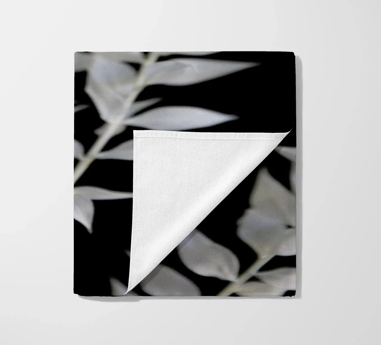 Minimal Black & White Branch toalla de playa de Studio Nahili