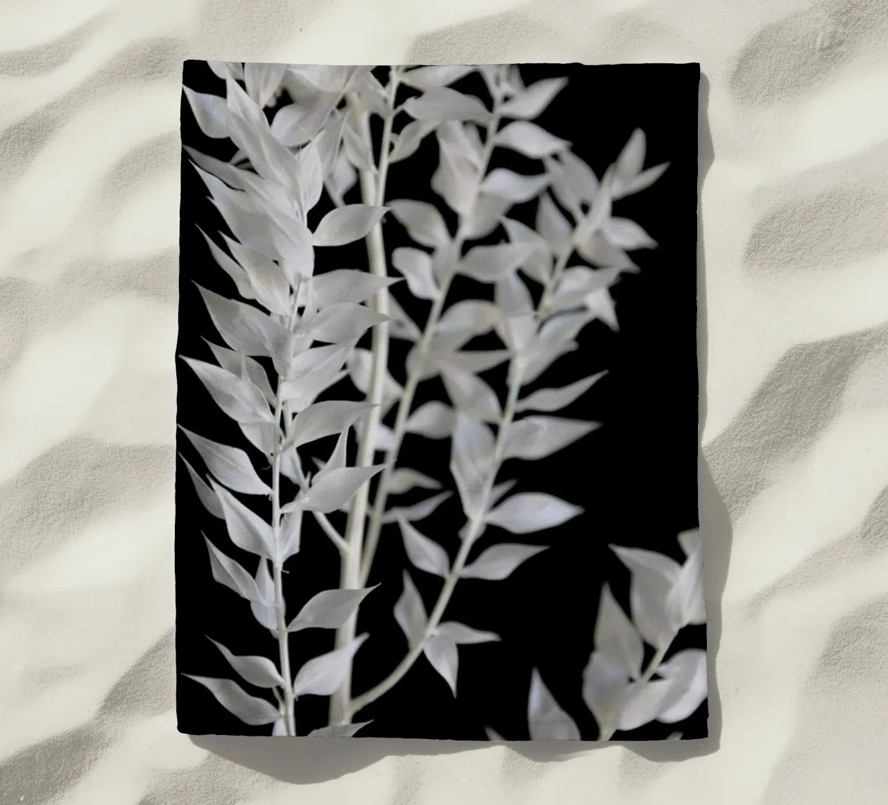 Minimal Black & White Branch toalla de playa de Studio Nahili