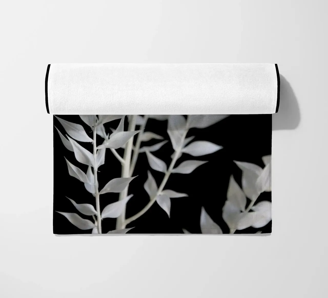 Minimal Black & White Branch toalla de playa de Studio Nahili
