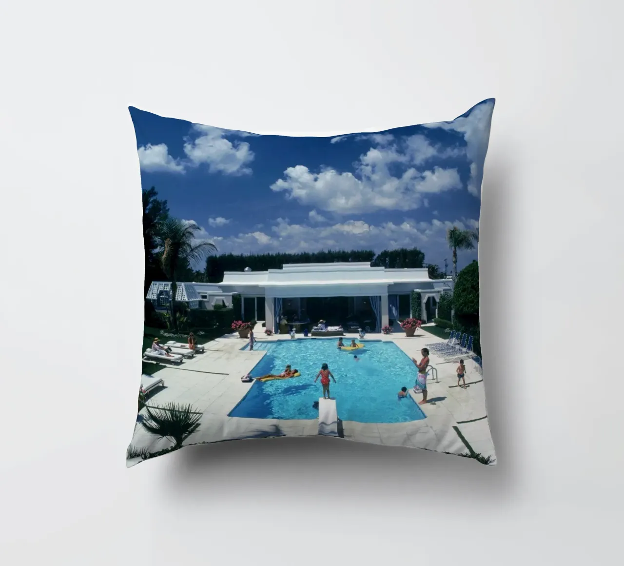 Piscina a Palm Beach cuscino da Popo Photograph