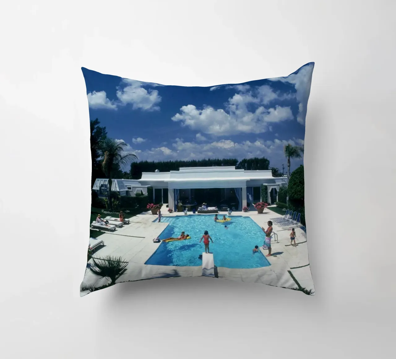 Piscina a Palm Beach cuscino da Popo Photograph
