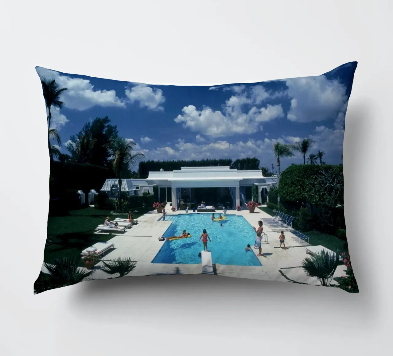 Piscina a Palm Beach cuscino da Popo Photograph