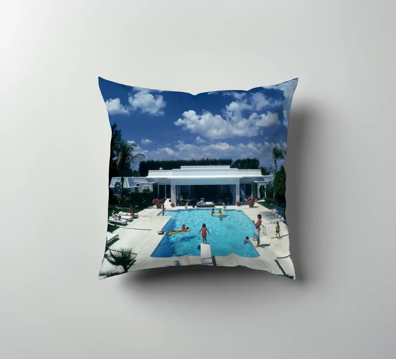 Piscina a Palm Beach cuscino da Popo Photograph