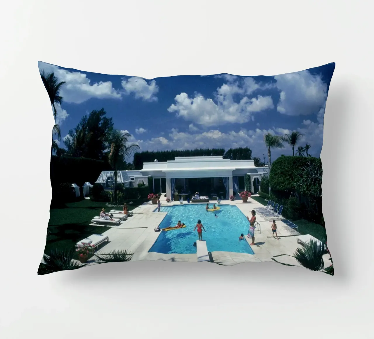 Piscina a Palm Beach cuscino da Popo Photograph
