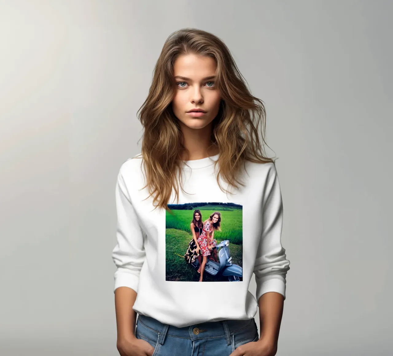 Pilar Crespi e Lauren Hutton in un servizio per Vogue, 1970 di felpa da Popo Photograph