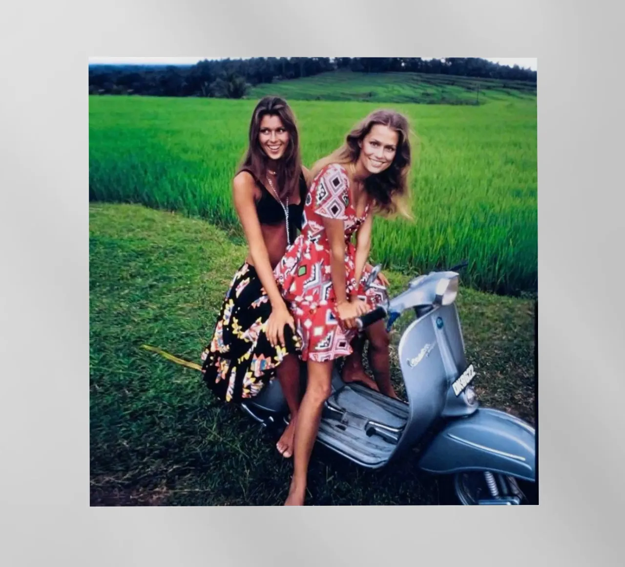 Pilar Crespi e Lauren Hutton in un servizio per Vogue, 1970 di pellicola backlit da Popo Photograph