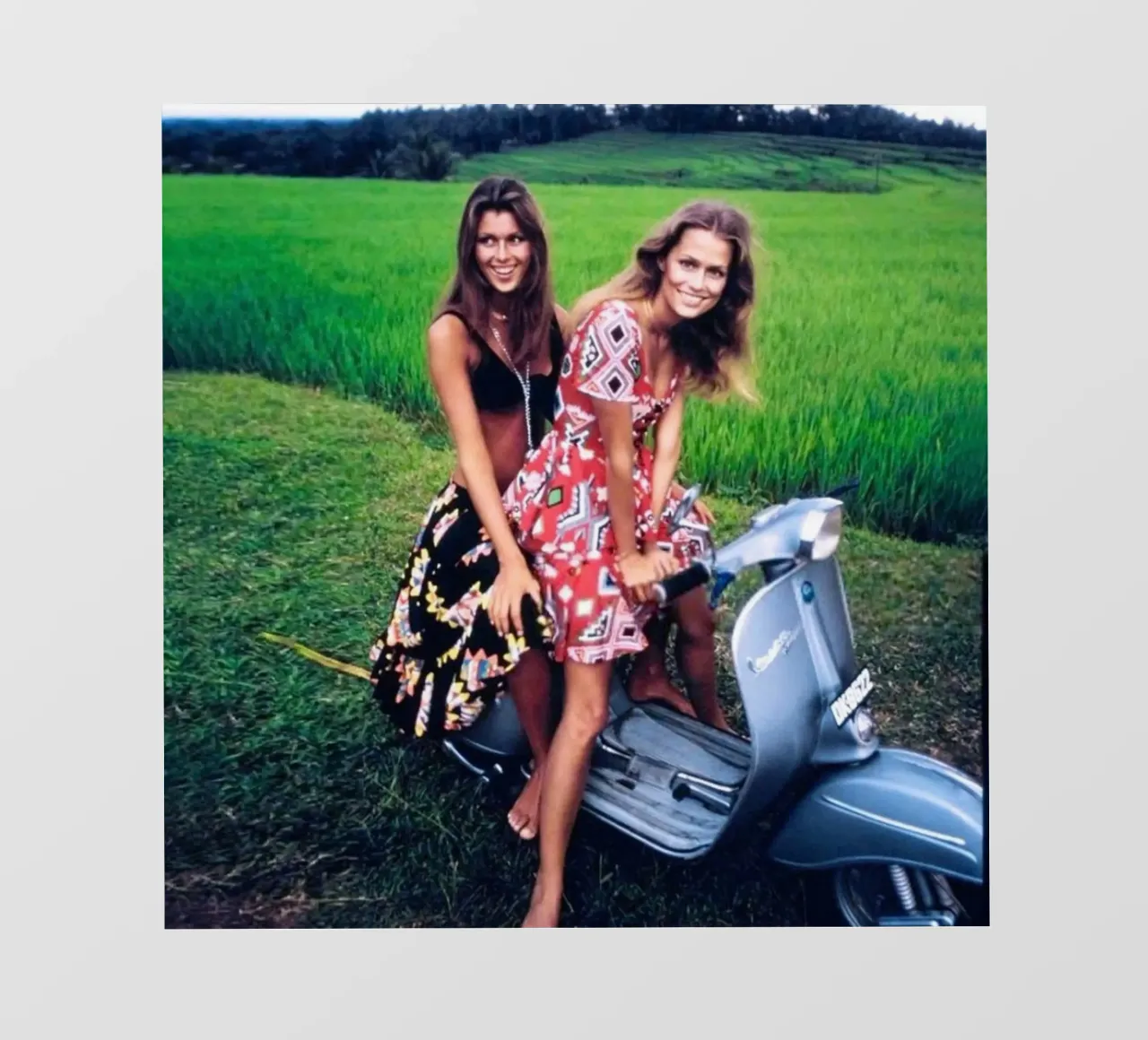 Pilar Crespi e Lauren Hutton in un servizio per Vogue, 1970 di pellicola backlit da Popo Photograph