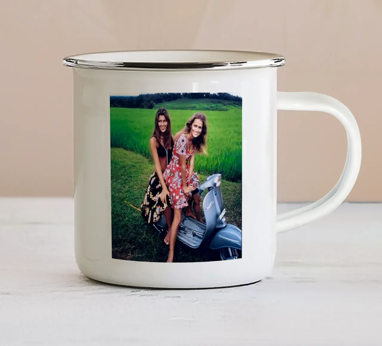 Pilar Crespi e Lauren Hutton in un servizio per Vogue, 1970 di tazza in smalto da Popo Photograph