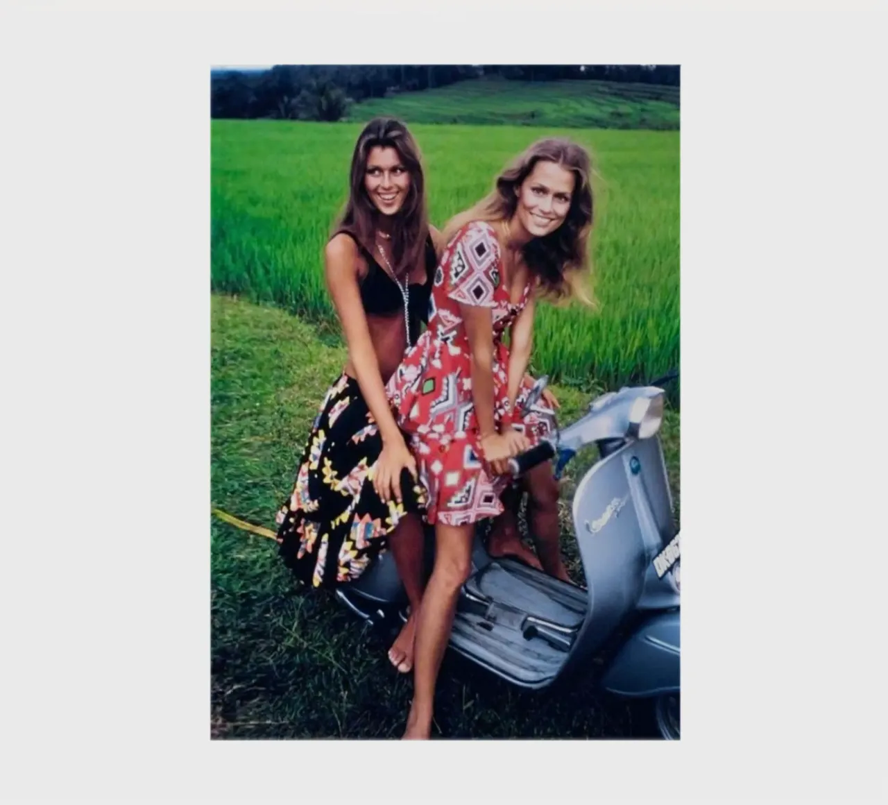 Pilar Crespi et Lauren Hutton lors d'un shooting pour Vogue, 1970 par carnet de notes de Popo Photograph