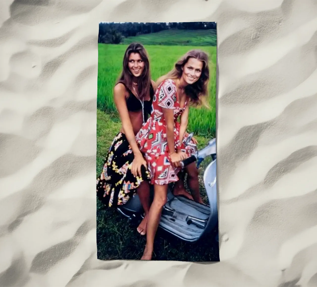 Pilar Crespi e Lauren Hutton in un servizio per Vogue, 1970 di telo mare da Popo Photograph