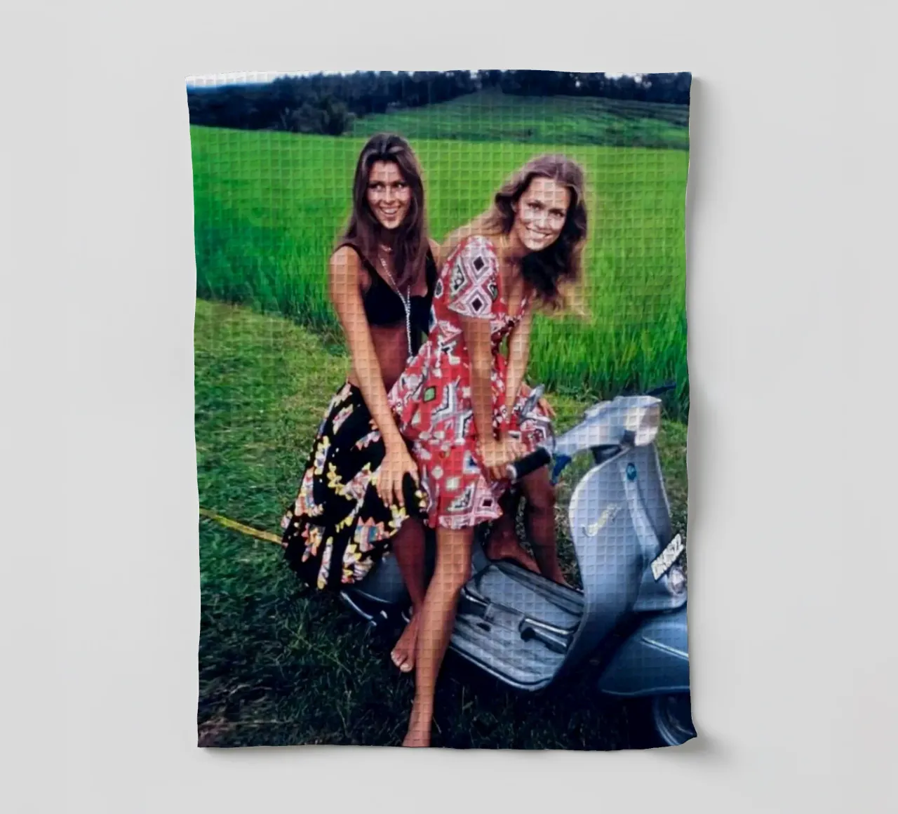 Pilar Crespi e Lauren Hutton in un servizio per Vogue, 1970 di canovaccio da cucina da Popo Photograph