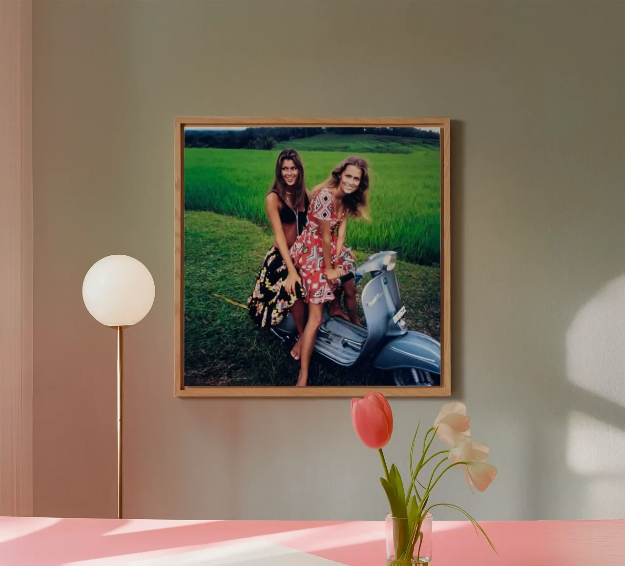 Pilar Crespi e Lauren Hutton in un servizio per Vogue, 1970 di alluminio dibond da Popo Photograph