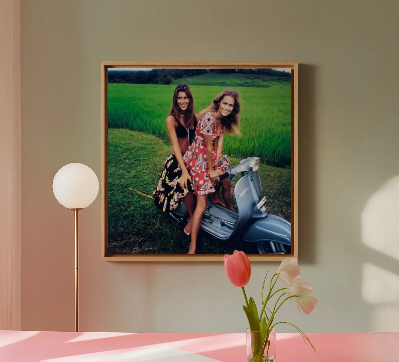 Pilar Crespi e Lauren Hutton in un servizio per Vogue, 1970 di tela con Cornice a cassetta da Popo Photograph