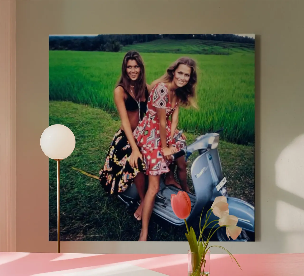 Pilar Crespi e Lauren Hutton in un servizio per Vogue, 1970 di tela con Cornice a cassetta da Popo Photograph