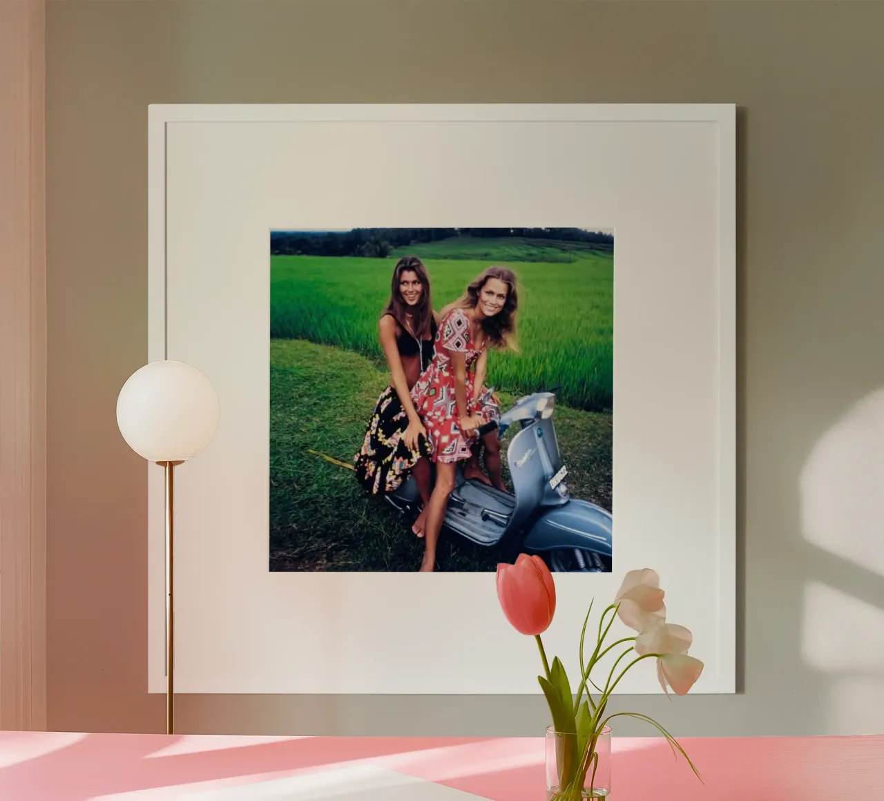 Pilar Crespi e Lauren Hutton in un servizio per Vogue, 1970 di carta hahnemühle da Popo Photograph