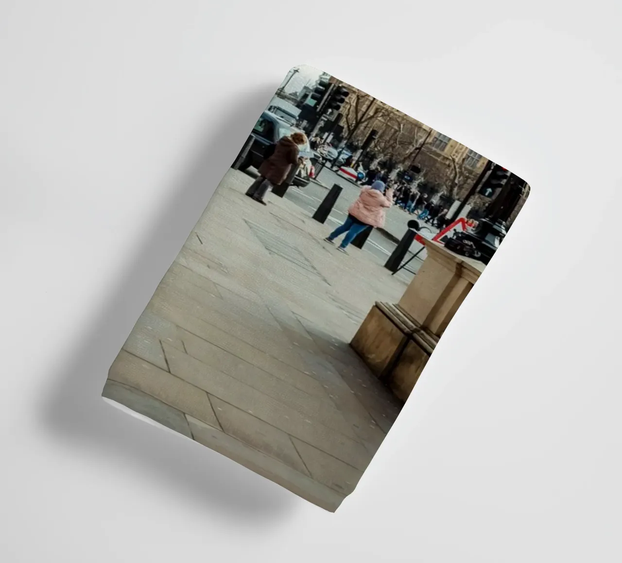 rode telefooncel en groot verbod badhanddoek van phillipp veisenberg