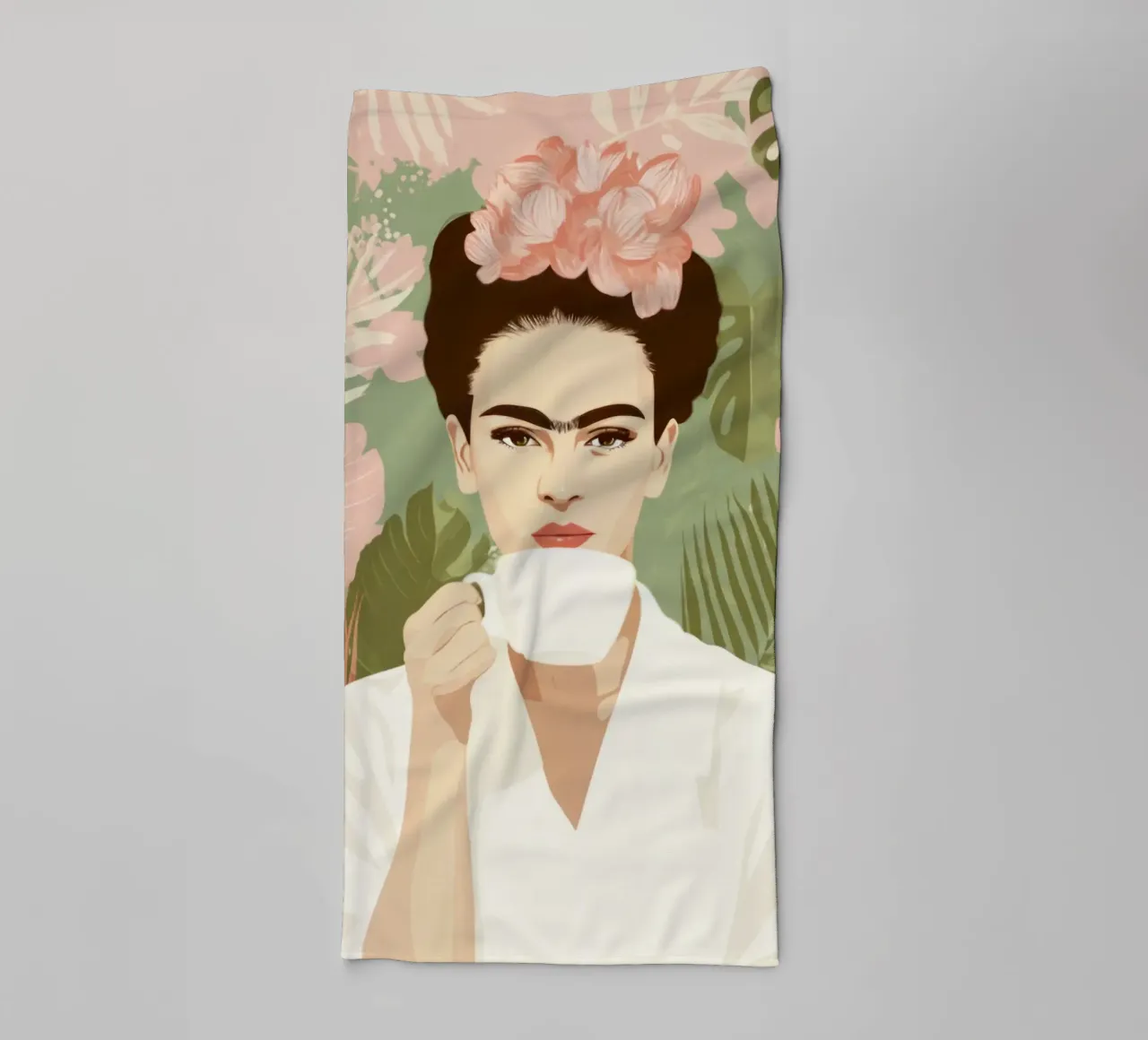 Icona tropicale con corona floreale e caffè in una giungla pastello asciugamano da bagno da Modern Muse