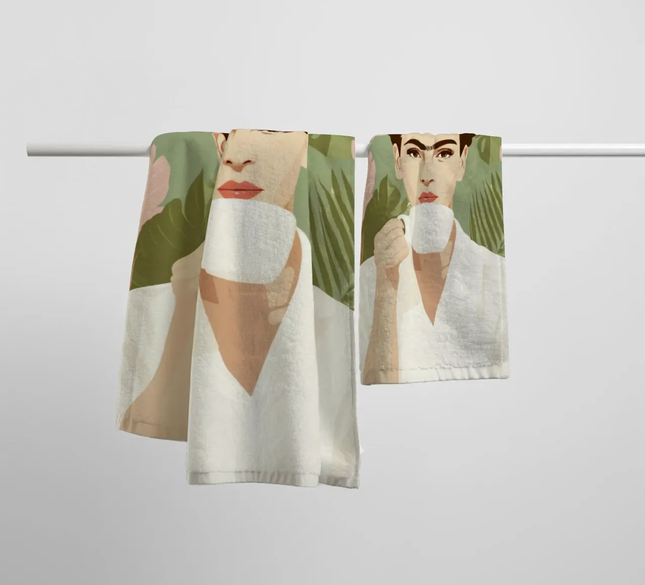 Icona tropicale con corona floreale e caffè in una giungla pastello asciugamano da bagno da Modern Muse