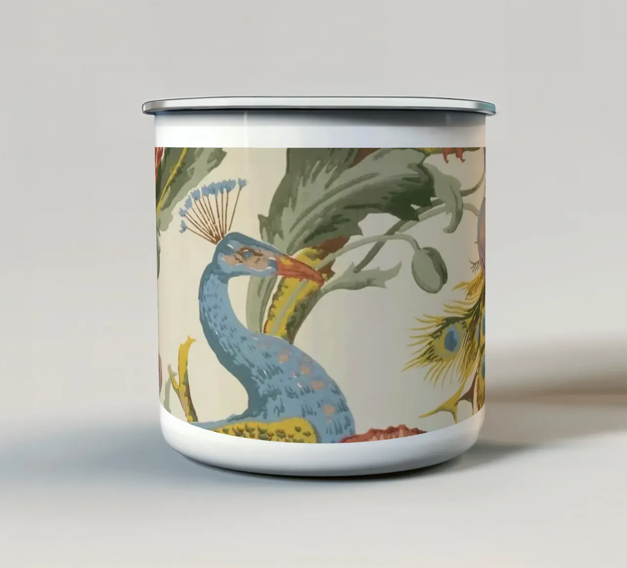 Majestueuze pauwen en klaprozen - Vintage Botanische Kunstdruk emaille mok van Timeless Botanica