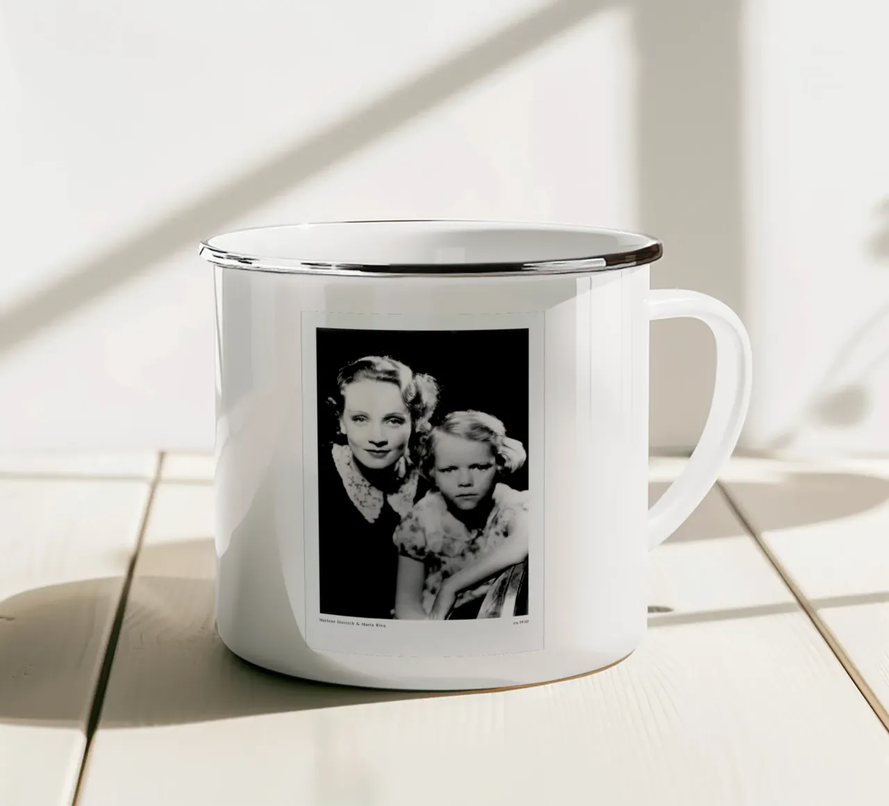 Marlene Dietrich and Daughter Maria Riva tazza in smalto da ARTOTHEK