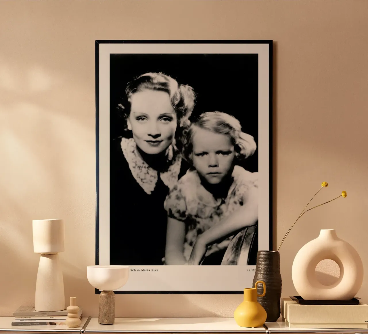 Marlene Dietrich and Daughter Maria Riva poster con telaio in plastica da ARTOTHEK