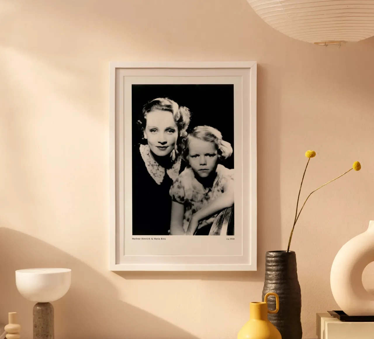 Marlene Dietrich and Daughter Maria Riva poster con telaio in plastica da ARTOTHEK