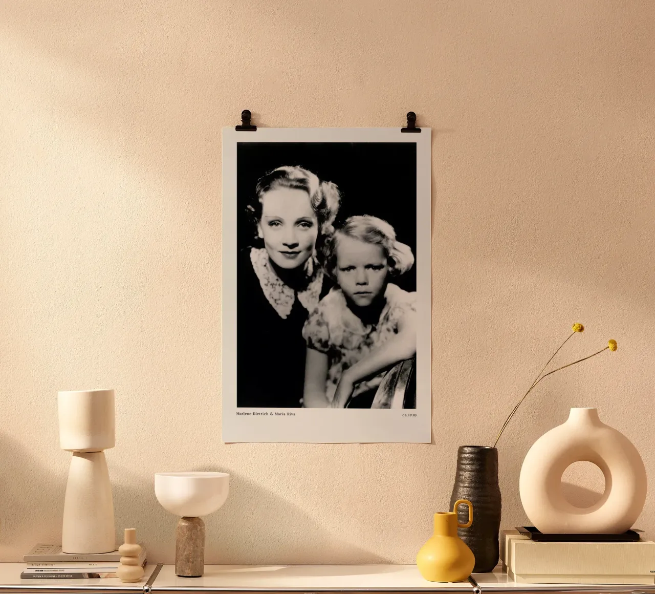 Marlene Dietrich and Daughter Maria Riva poster con telaio in plastica da ARTOTHEK