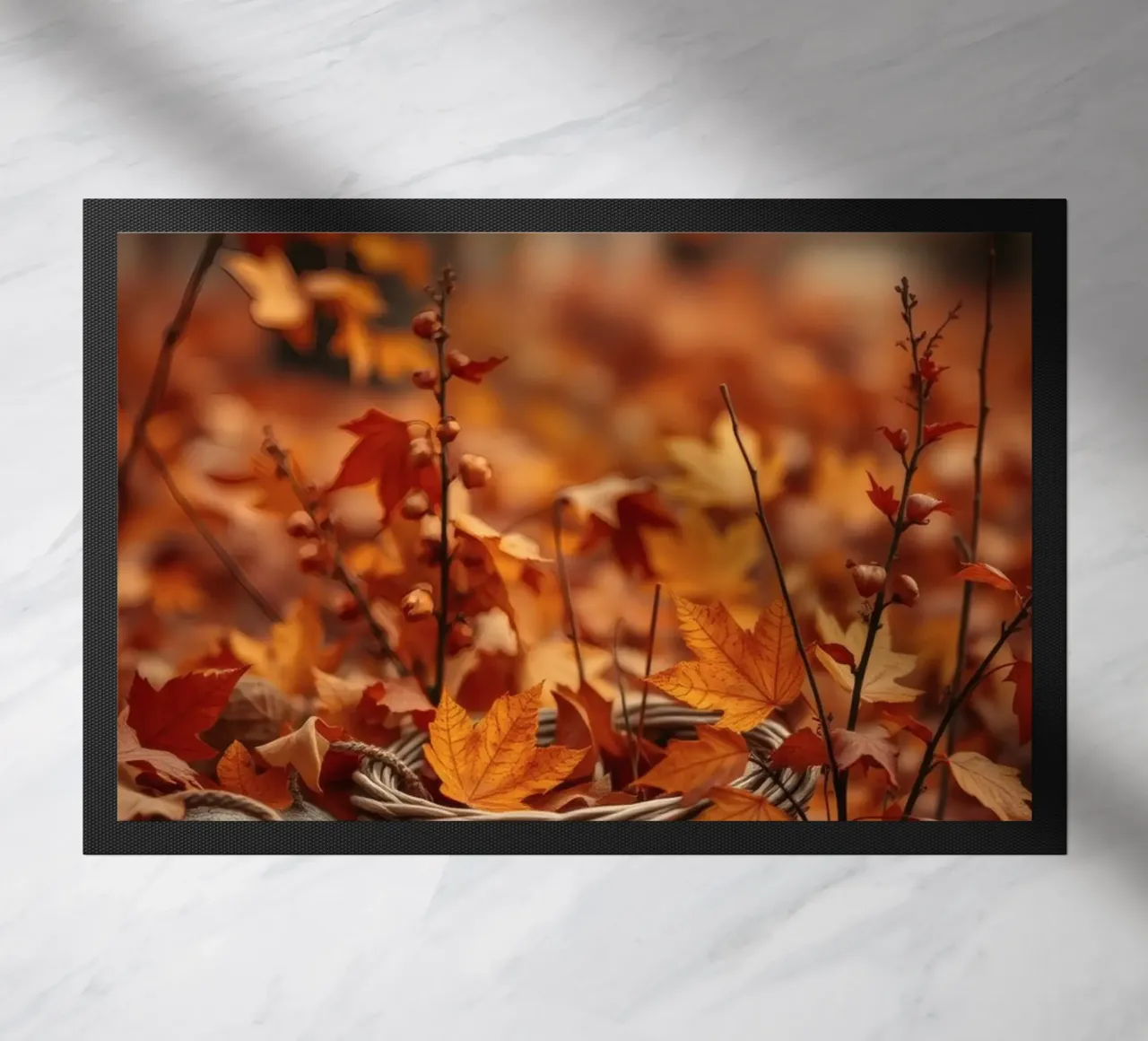 Calde foglie d'autunno sparse intorno a un cesto intrecciato zerbino da DesignDoodle