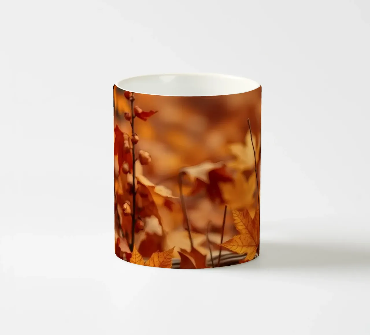 Calde foglie d'autunno sparse intorno a un cesto intrecciato tazza in ceramica da DesignDoodle