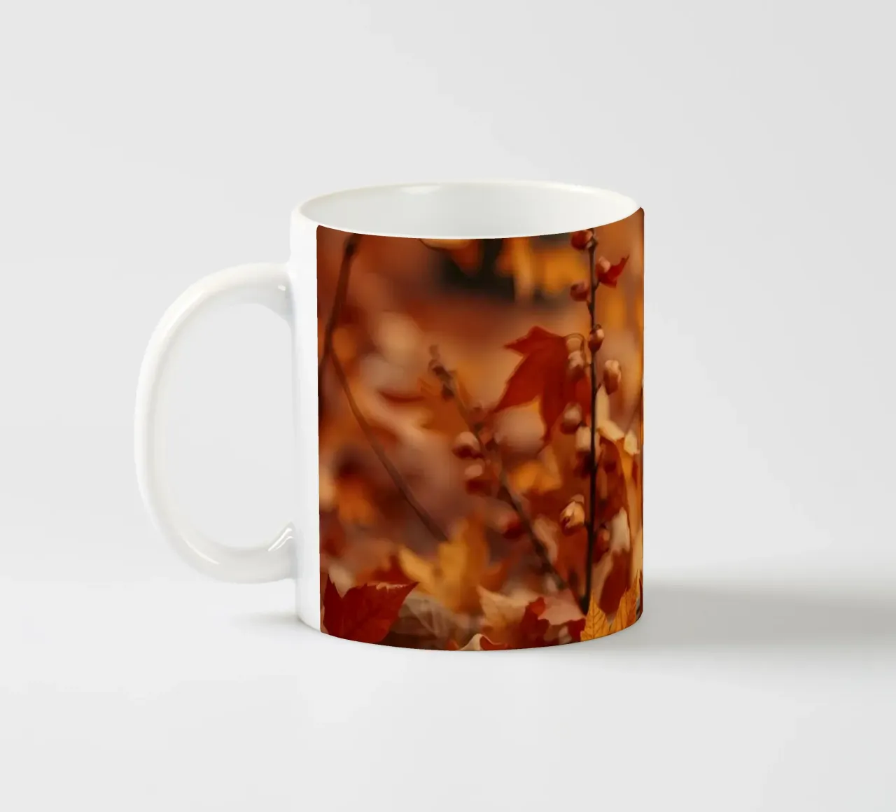 Calde foglie d'autunno sparse intorno a un cesto intrecciato tazza in ceramica da DesignDoodle
