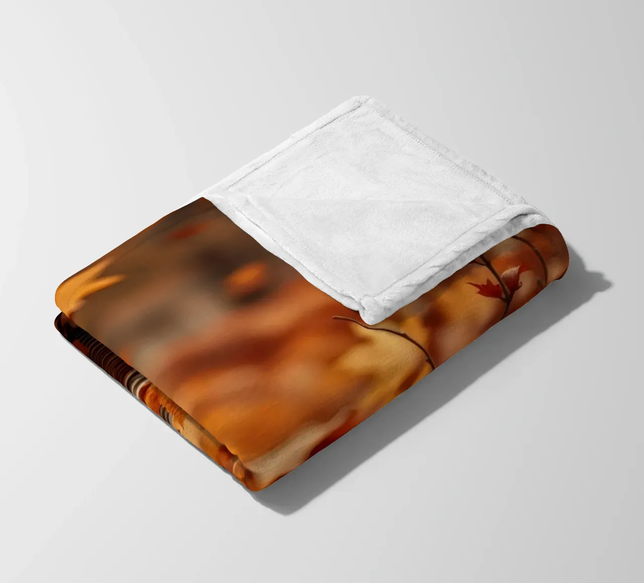 Calde foglie d'autunno sparse intorno a un cesto intrecciato coperta in pile da DesignDoodle