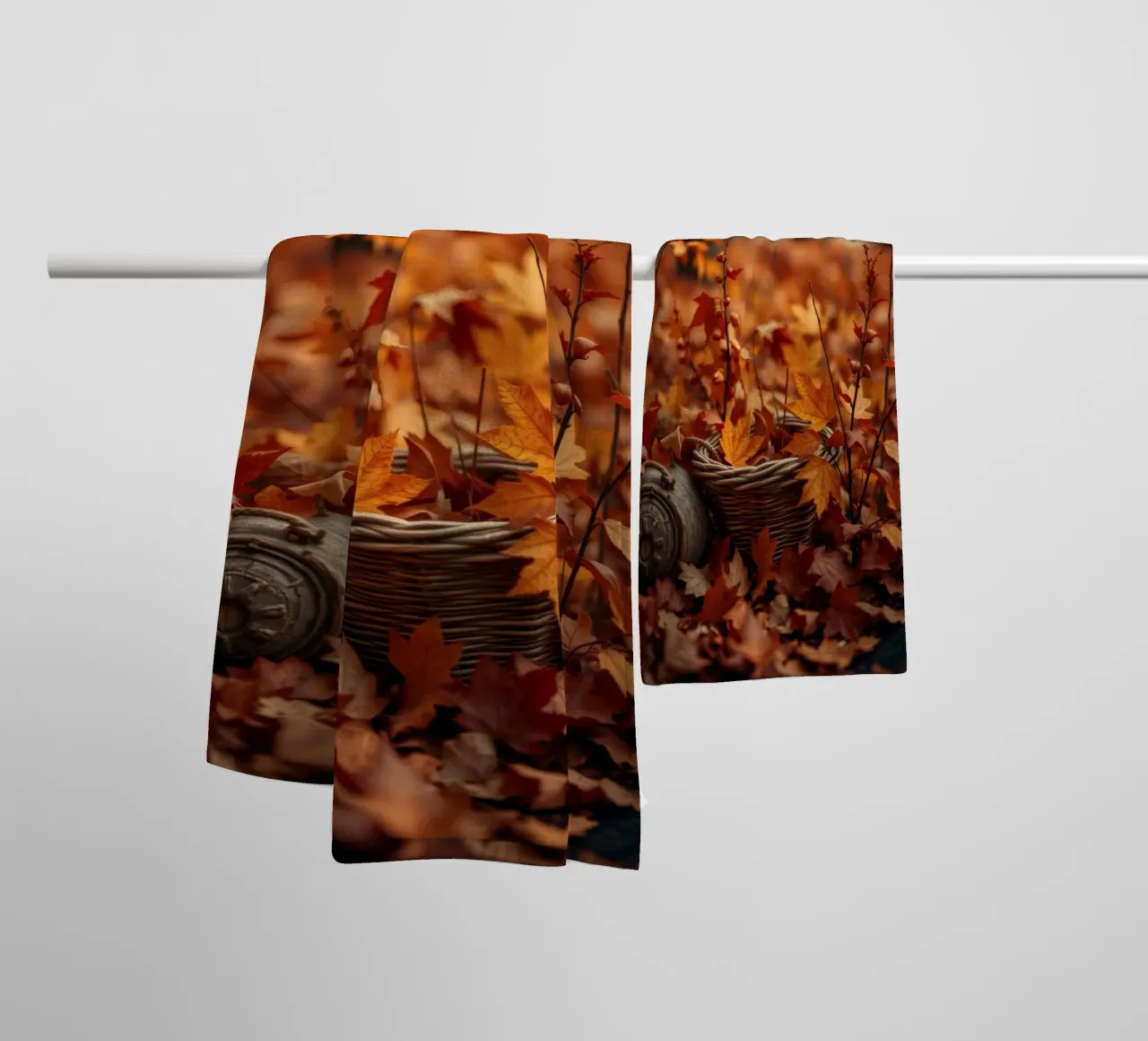 Calde foglie d'autunno sparse intorno a un cesto intrecciato asciugamano da bagno da DesignDoodle