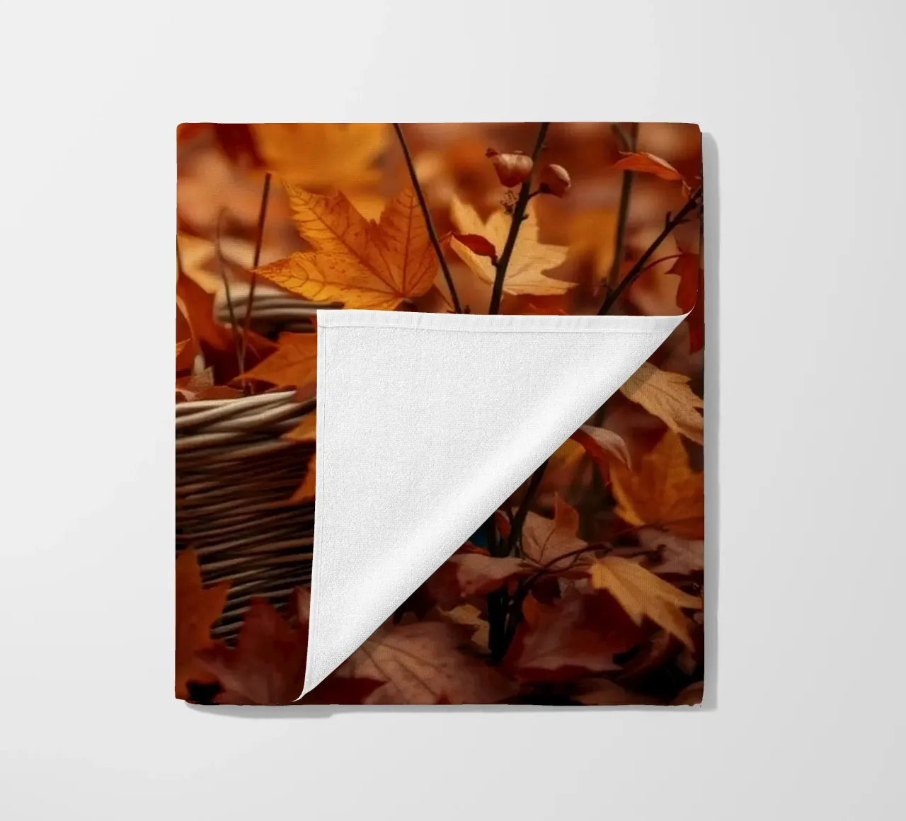 Calde foglie d'autunno sparse intorno a un cesto intrecciato telo mare da DesignDoodle