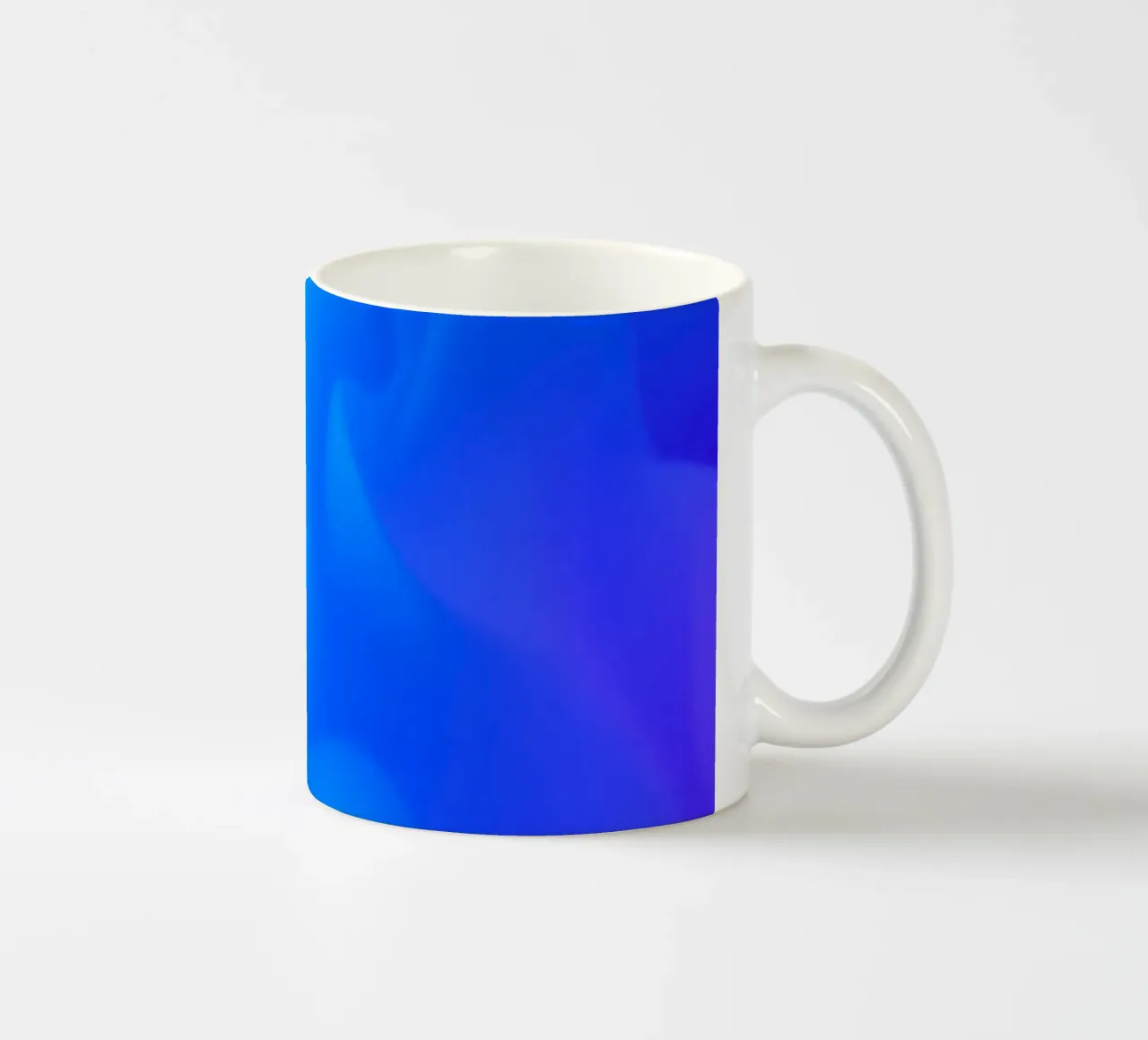 Sfondo astratto fluido con vibranti tonalità blu e viola tazza in ceramica da DesignDoodle