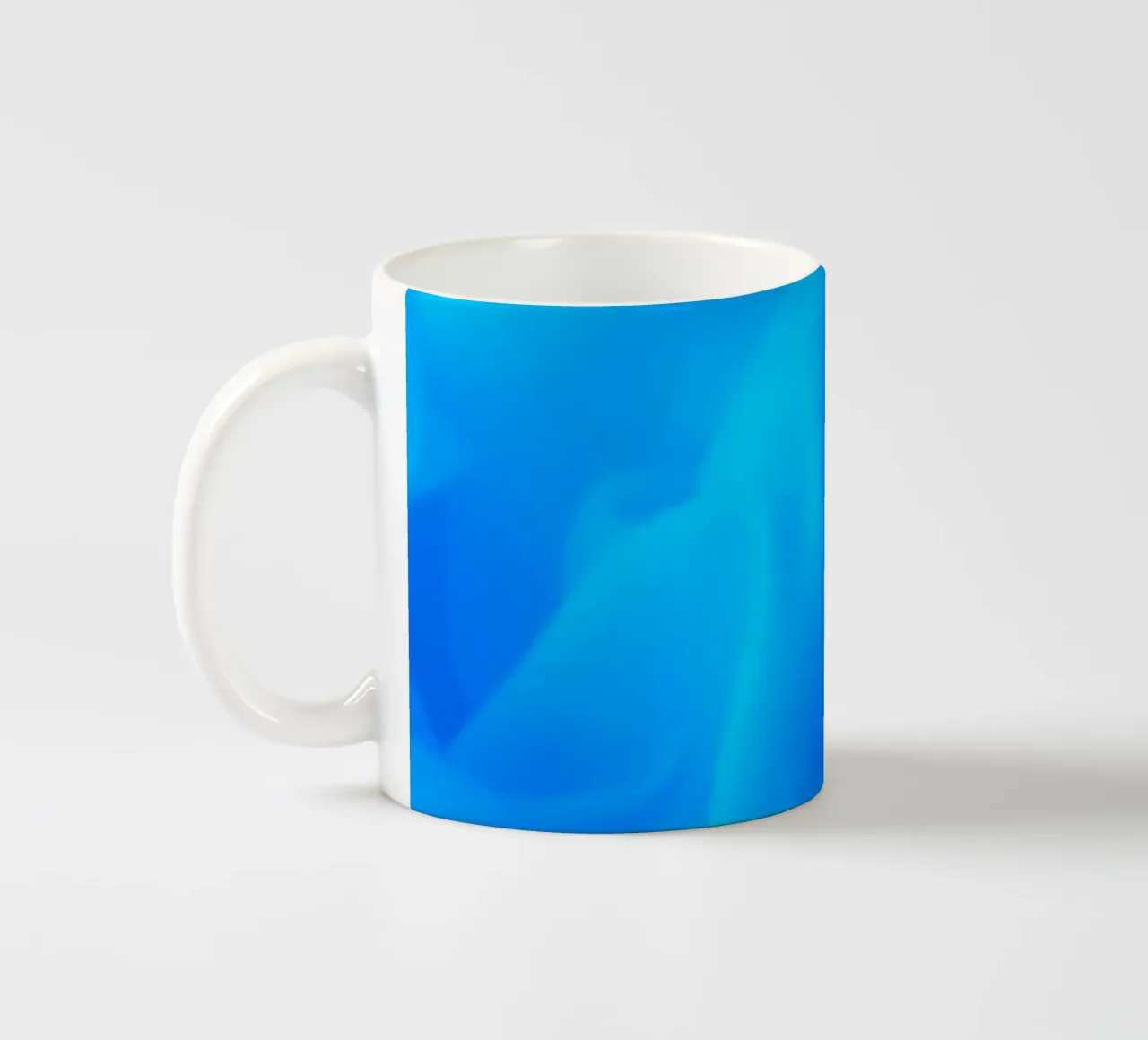 Sfondo astratto fluido con vibranti tonalità blu e viola tazza in ceramica da DesignDoodle