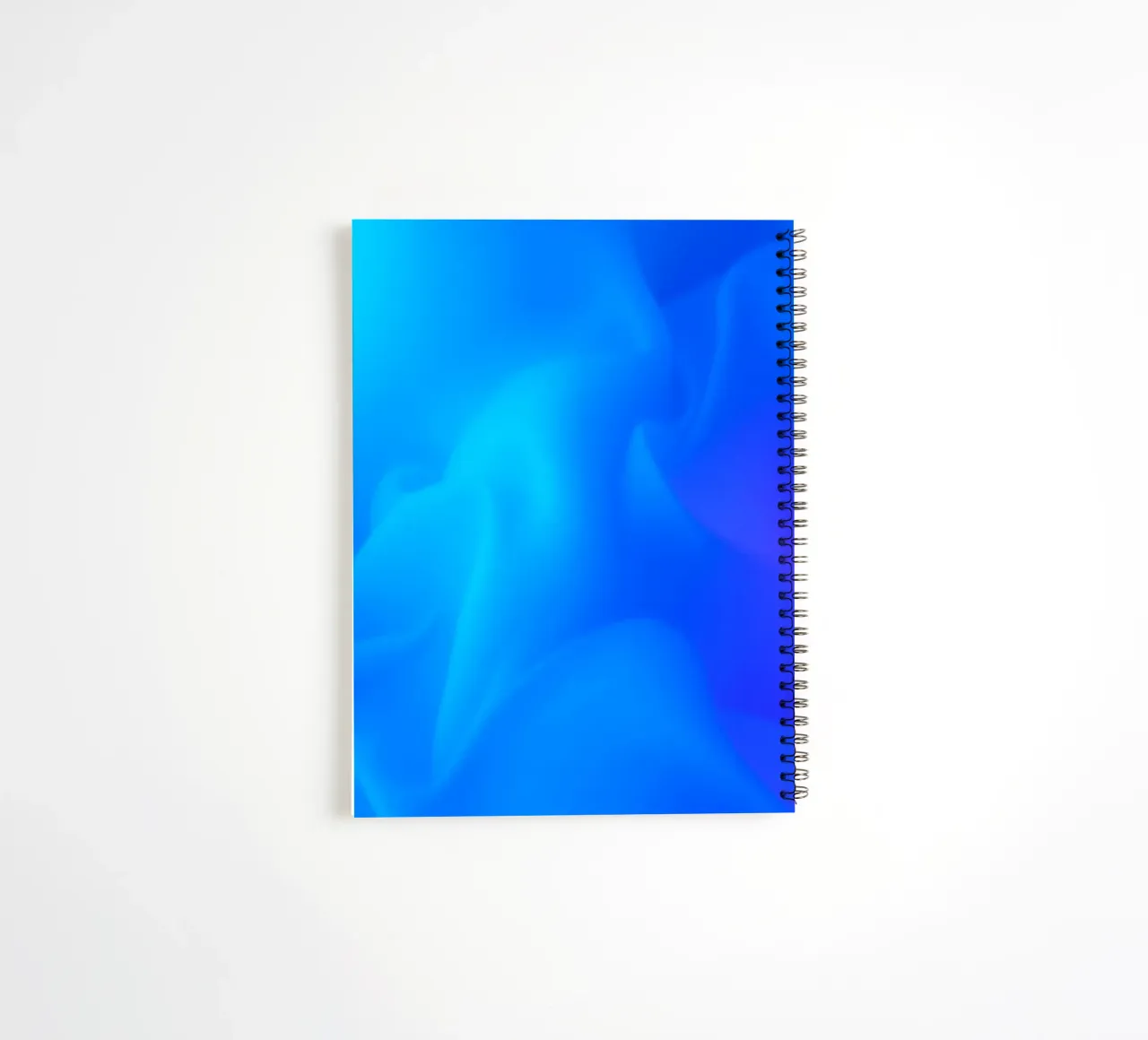 Fond abstrait fluide avec des tons bleus et violets vibrants carnet à spirale de DesignDoodle