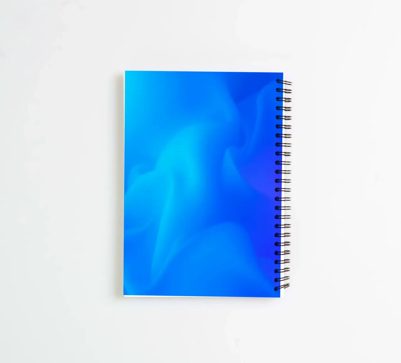 Fond abstrait fluide avec des tons bleus et violets vibrants carnet à spirale de DesignDoodle