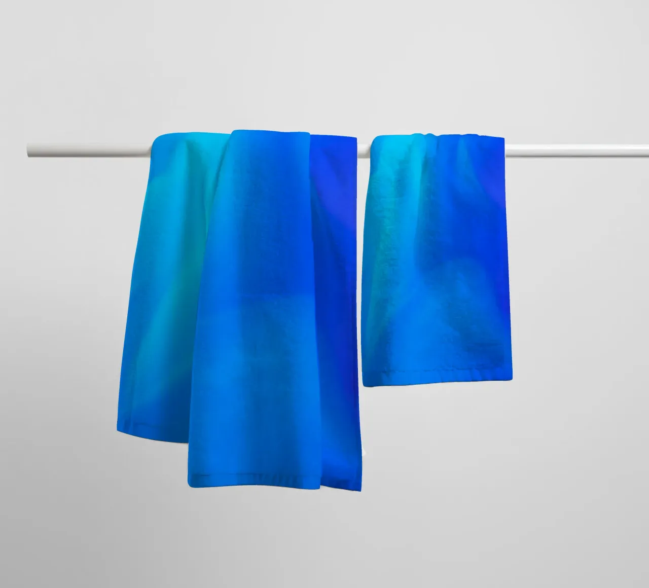 Fond abstrait fluide avec des tons bleus et violets vibrants serviette de bain de DesignDoodle
