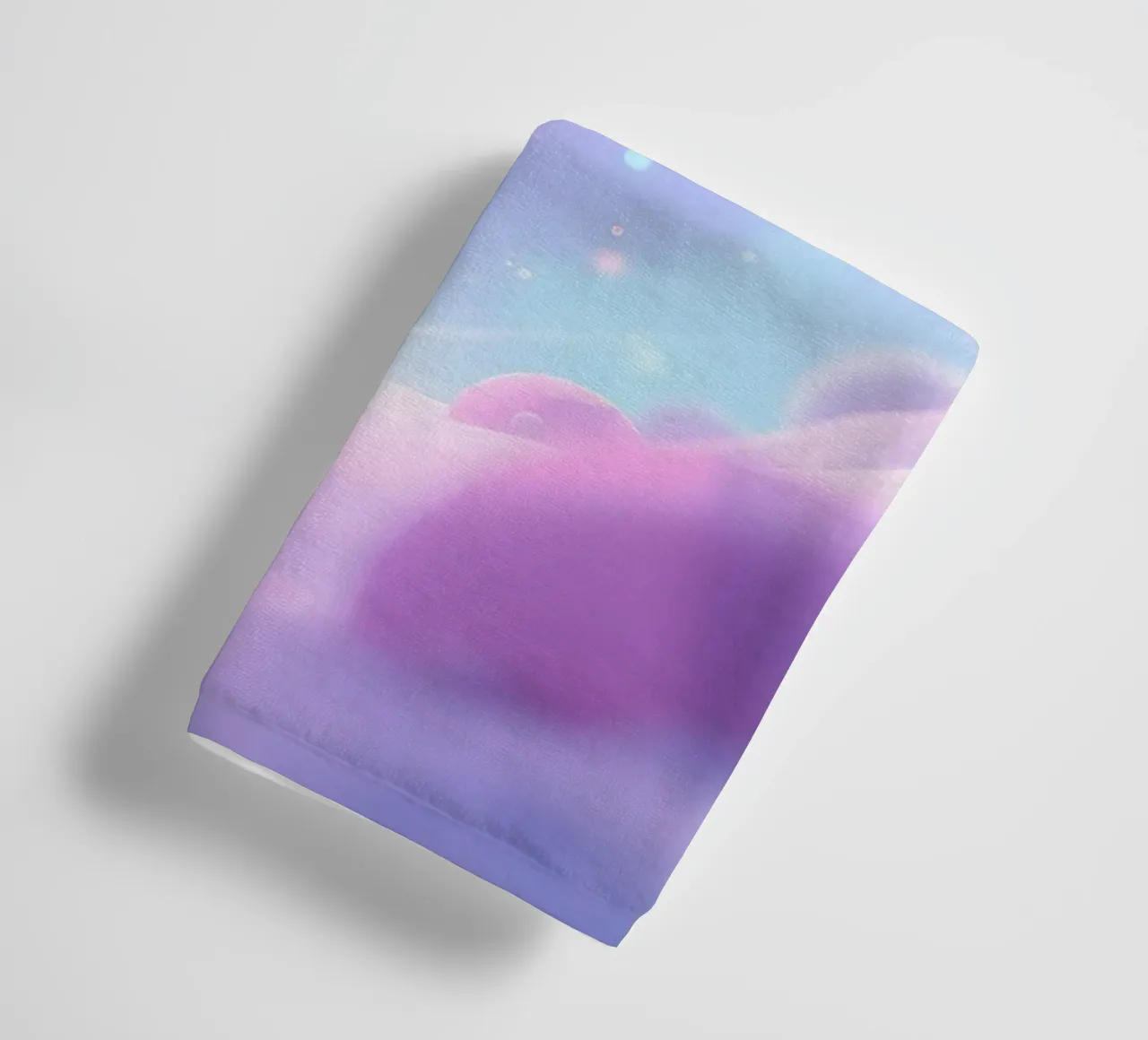 Scena morbida e pastello con volute astratte e bagliori. asciugamano da bagno da DesignDoodle