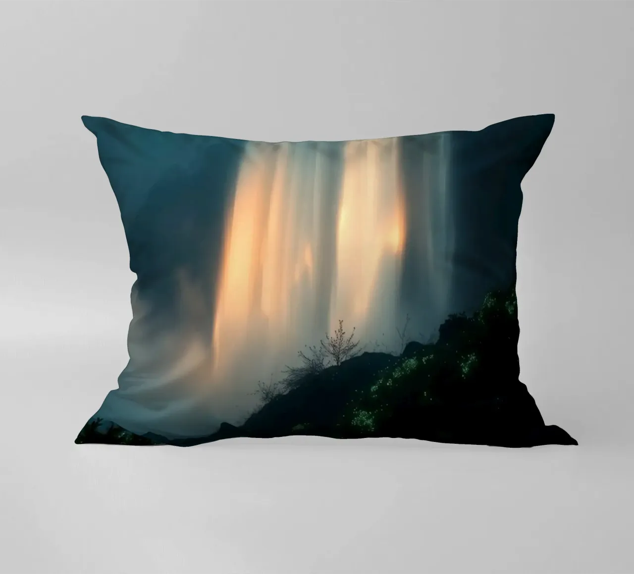 Superbe cascade abstraite avec une flore lumineuse sous la lune coussin de DesignDoodle