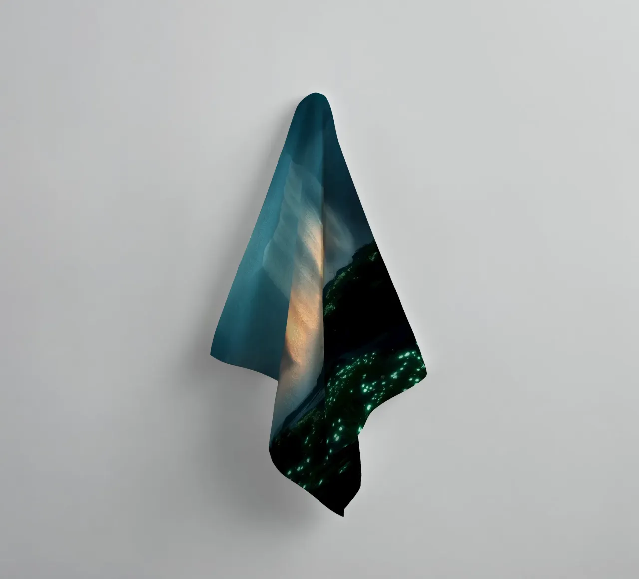 Superbe cascade abstraite avec une flore lumineuse sous la lune serviette de bain de DesignDoodle